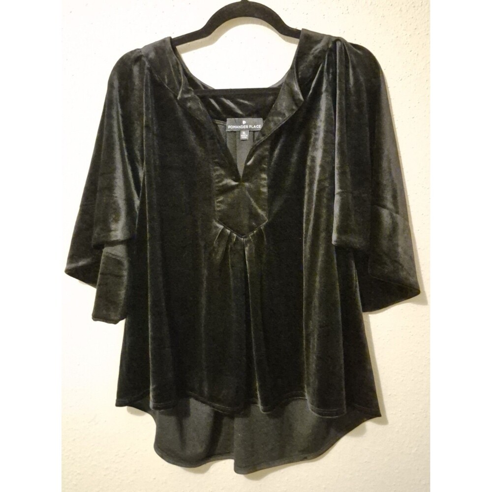 New Pomander Place Tuckernuck Top XL Black Velvet V-Neck Finley Flutter M